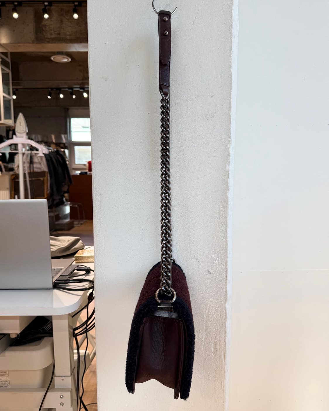 샤넬 브라운 시어링 라지 보이 숄더백 상품이미지3