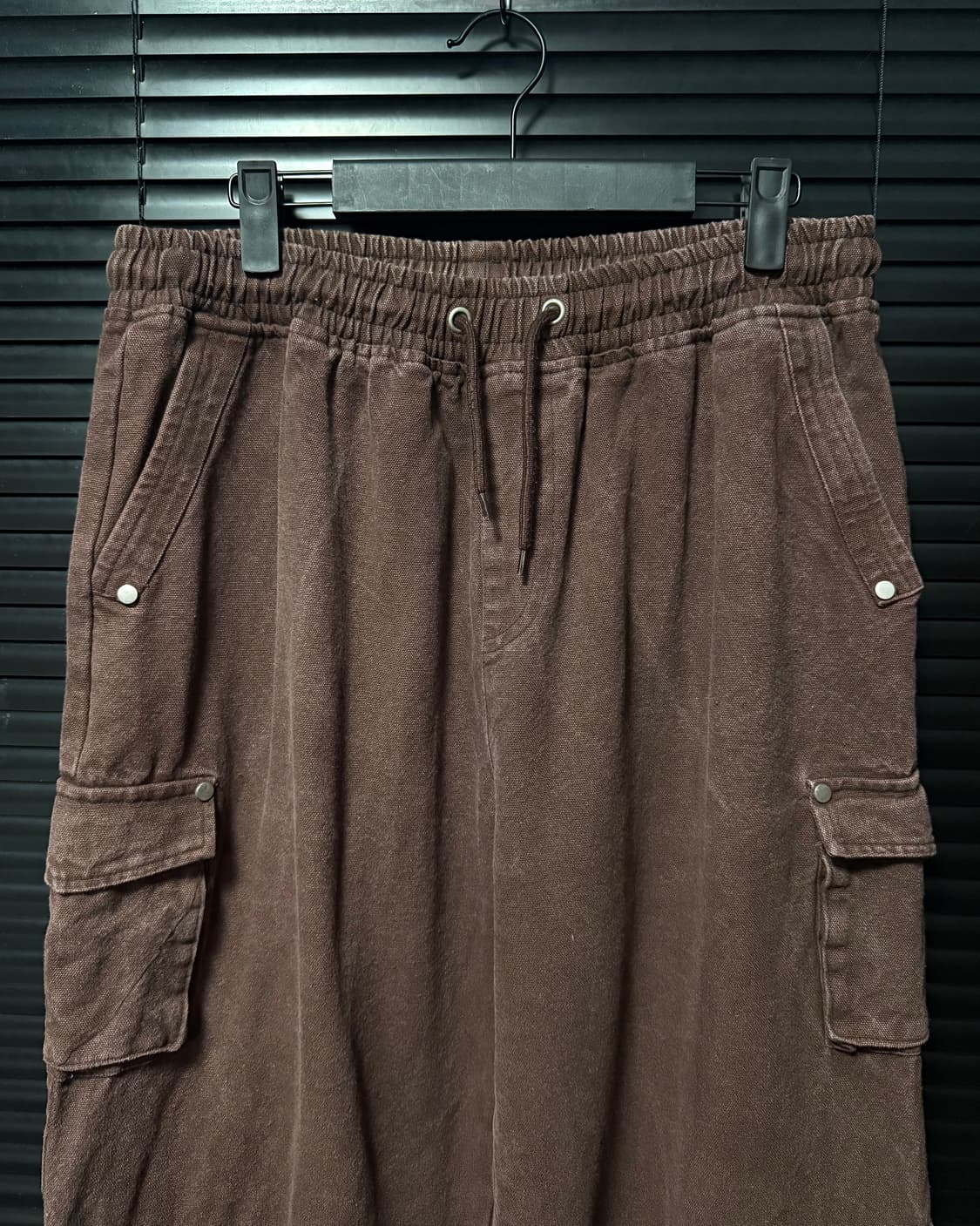투래빗 브라운 버건디 리벳 포켓 카고 유틸리티 밴딩 와이드 커브드 팬츠 상품이미지3