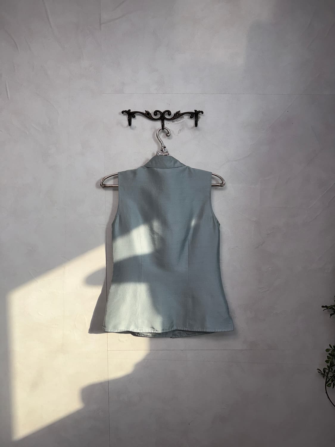 Mute blue oriental embroid silk vest 상품이미지5