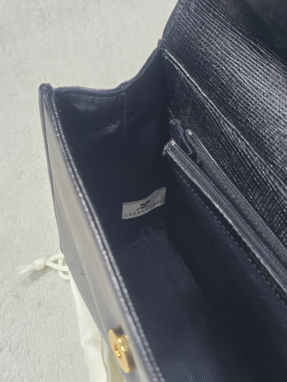 꾸레쥬 블랙 레더 금장 숄더백  상품이미지4