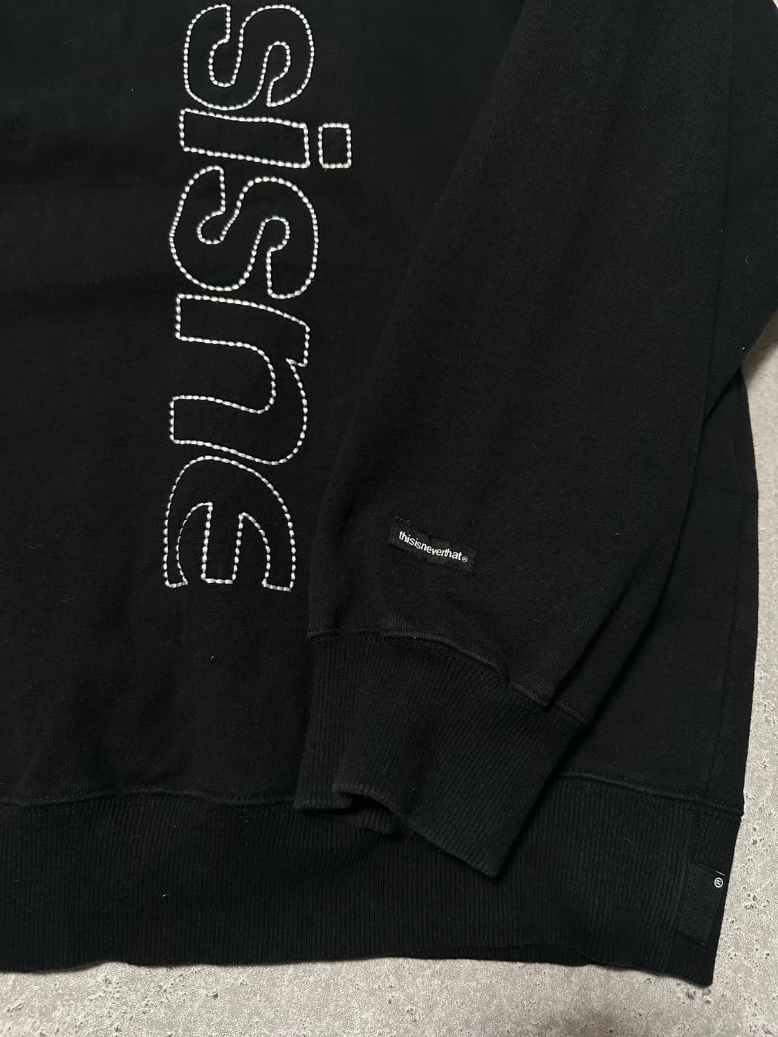 디스이즈네버댓 스펠아웃 블랙 맨투맨 상품이미지3