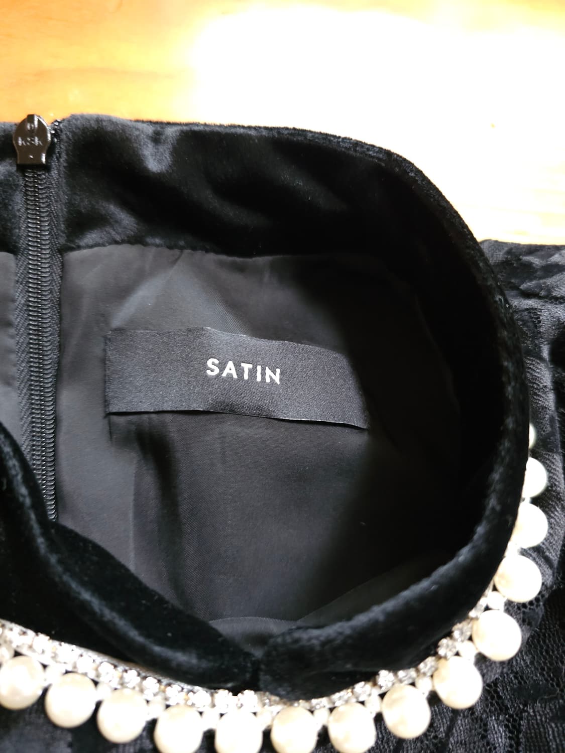 SATIN 샤틴 블랙 레이스 진주 블라우스 상품이미지8