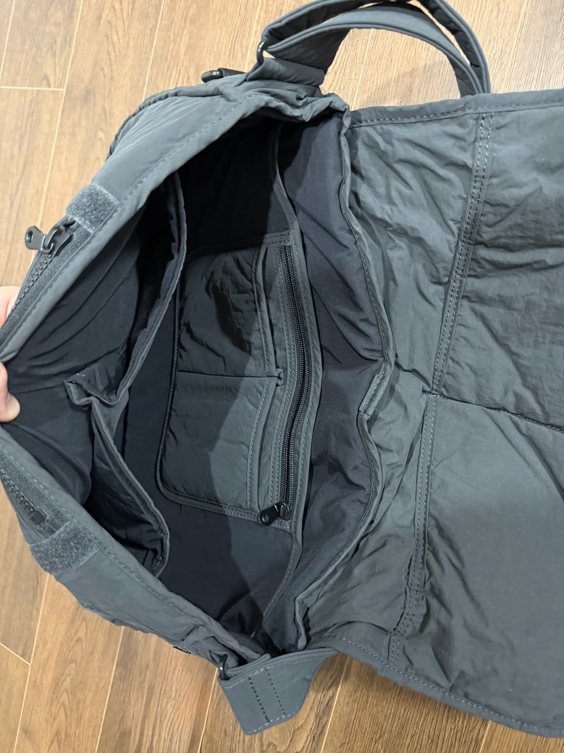 마지언타이틀 러너스백 크로스백 차콜 상품이미지3