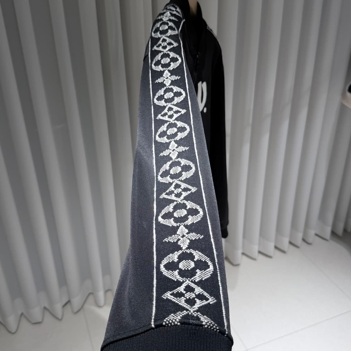 (S+/XL) / 루이비통 LV로고 플라워 모노그램 트랙 자켓 블랙 상품이미지3