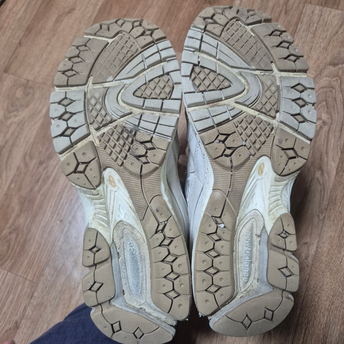 뉴발란스 아이보리 2002R 255 신발 상품이미지3