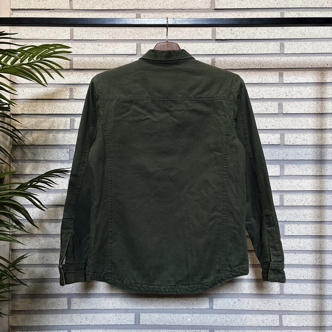 게스 패디드 워크셔츠 집업자켓 투포켓 퀼팅안감 디테일 올리브 상품이미지3