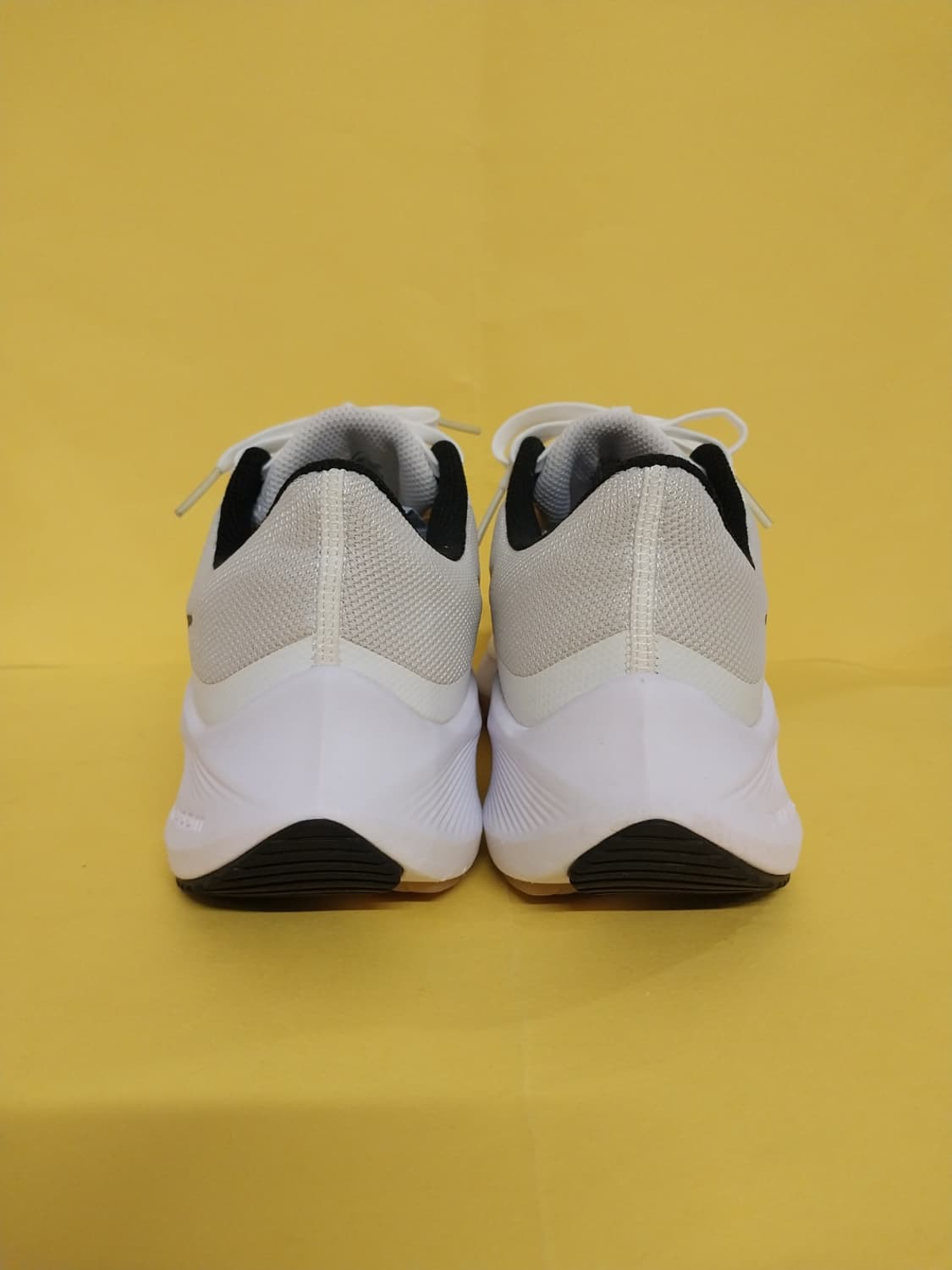 여성 나이키 윈플로8 프리미엄 화이트 레오파드 런닝화, 운동화 (235) 상품이미지4