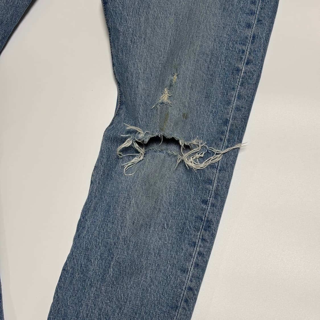 리바이스 501 미디엄 워시드 무릎 대미지 데님 상품이미지2
