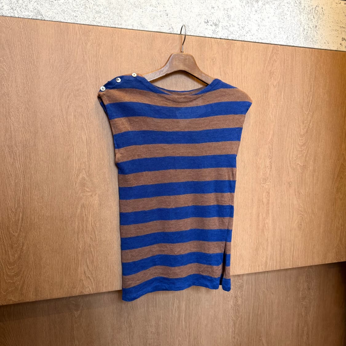 빈티지 슬리브리스 니트 스트라이프 패턴 숄더 버튼업 디테일 블루 브라운 상품이미지1