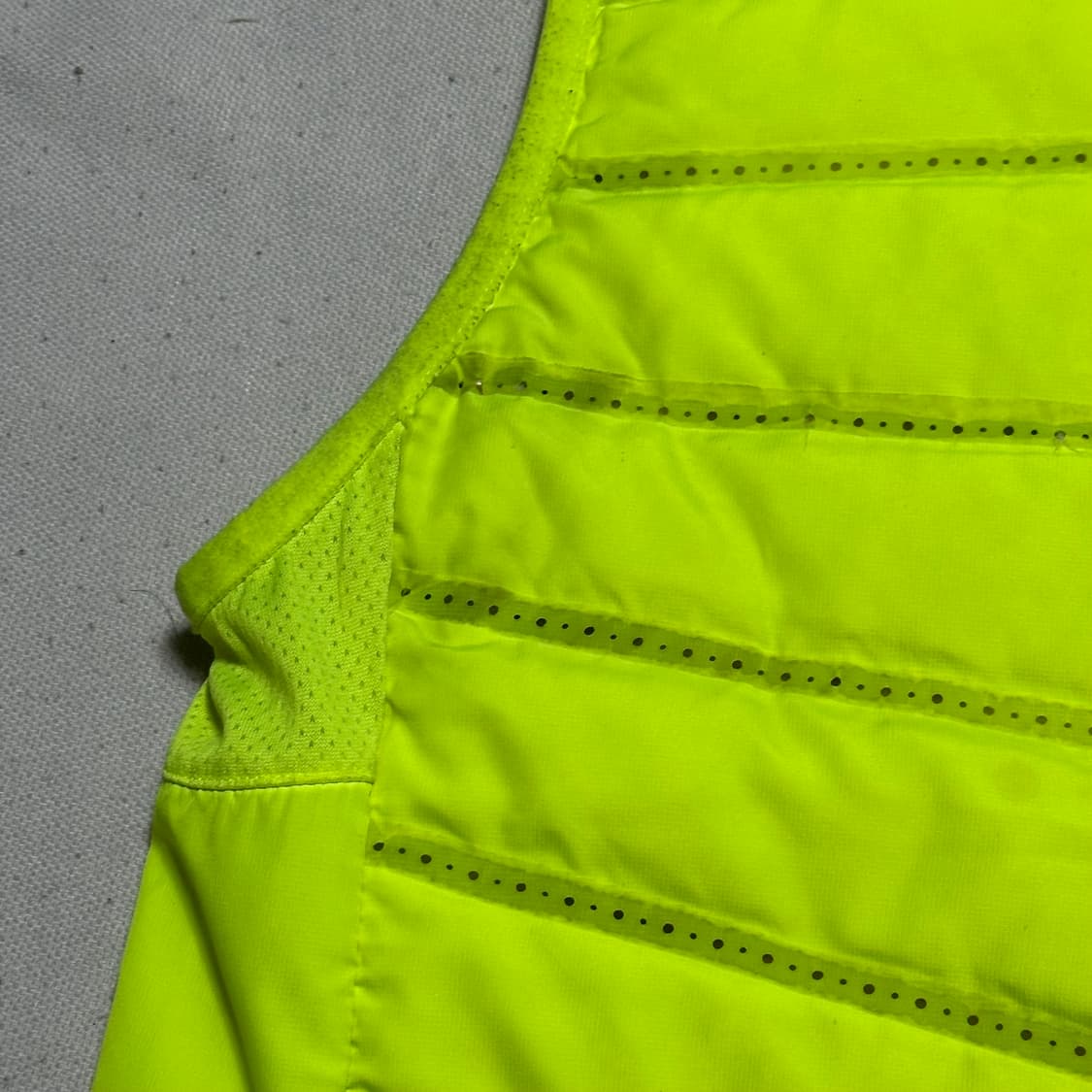 M 나이키 써마 핏 에어로프트 네온 러닝 베스트 상품이미지7