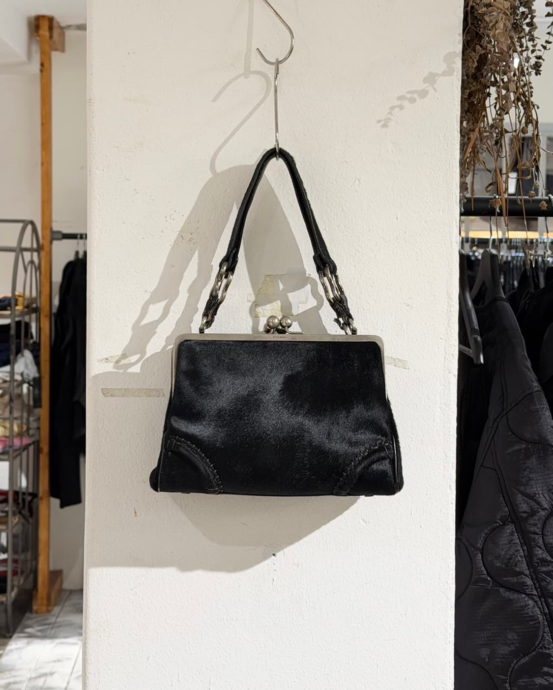 버버리 블랙 헤어칼프 볼 클로저 숏 스트랩 숄더백 상품이미지2