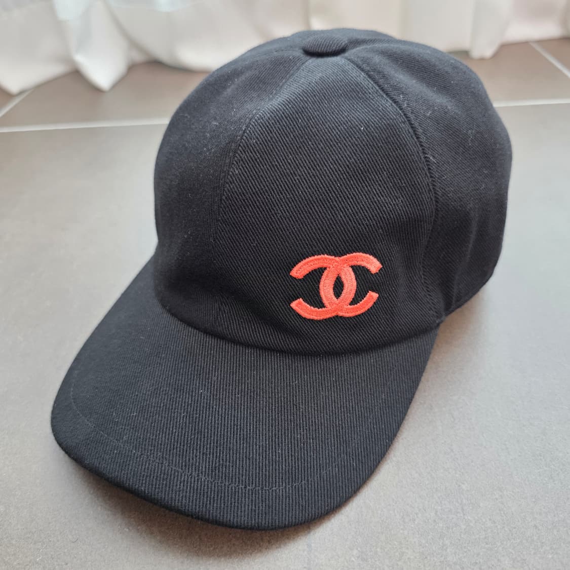 ​[정품] 샤넬 23S 로고 코튼 볼캡 (블랙/오렌지) 상품이미지1