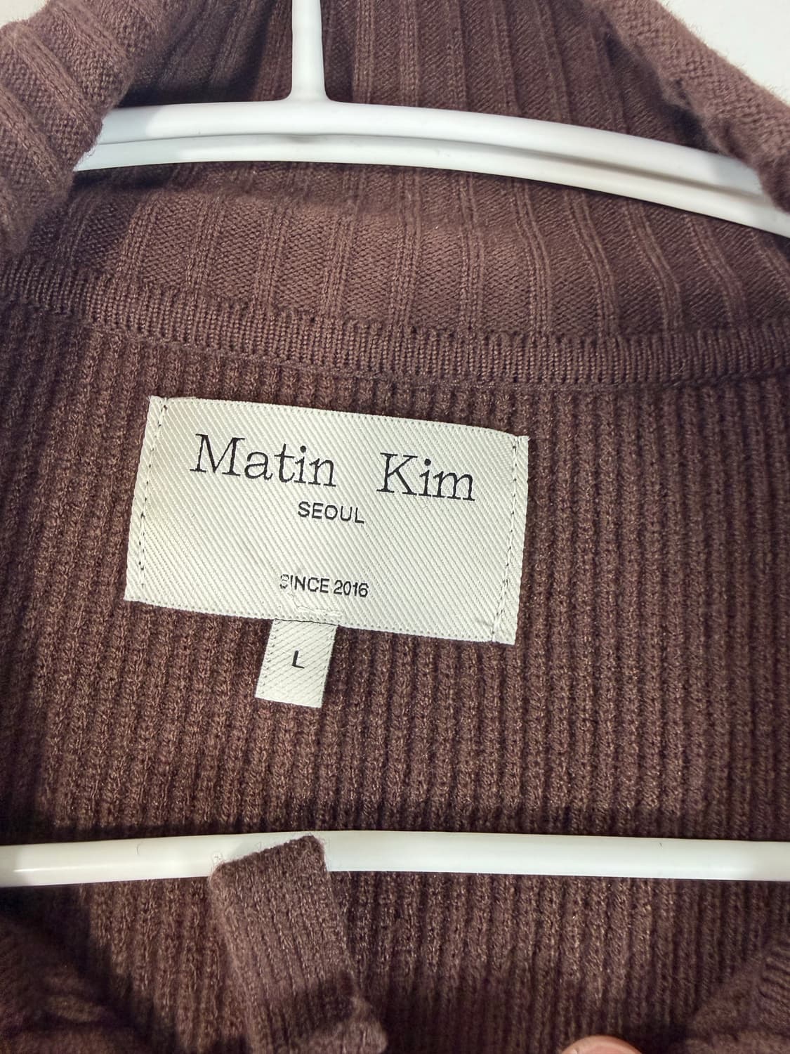 마뗑킴 스펠 포인트 스트라이프 니트 가디건 브라운 상품이미지3