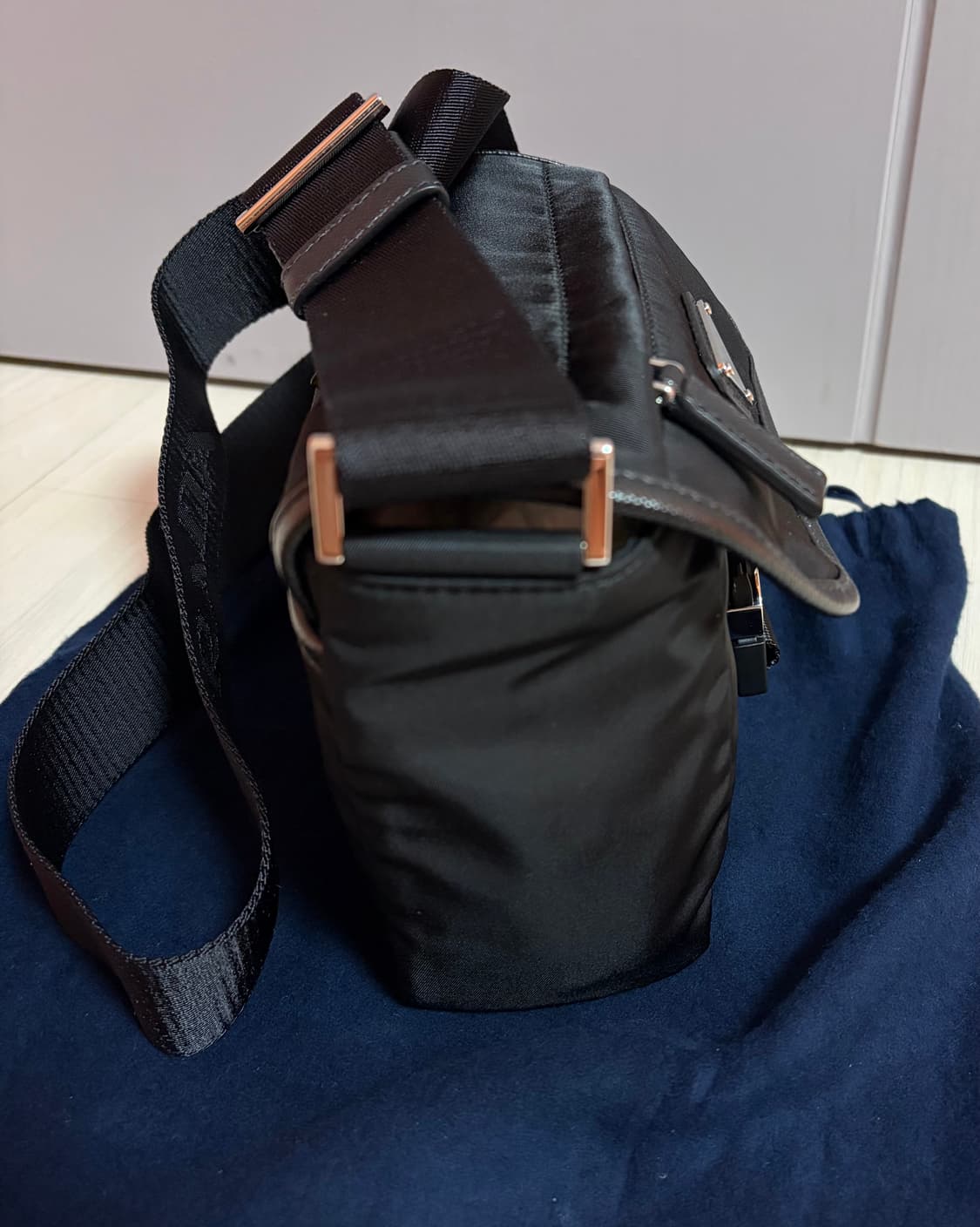 프라다 리나일론 및 사피아노 가죽 숄더백 2VD070 판매합니다. 상품이미지5