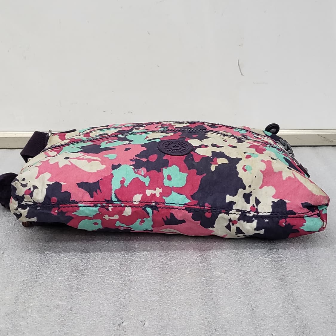 키플링의 매력적인 플라워 패턴 크로스백 상품이미지6