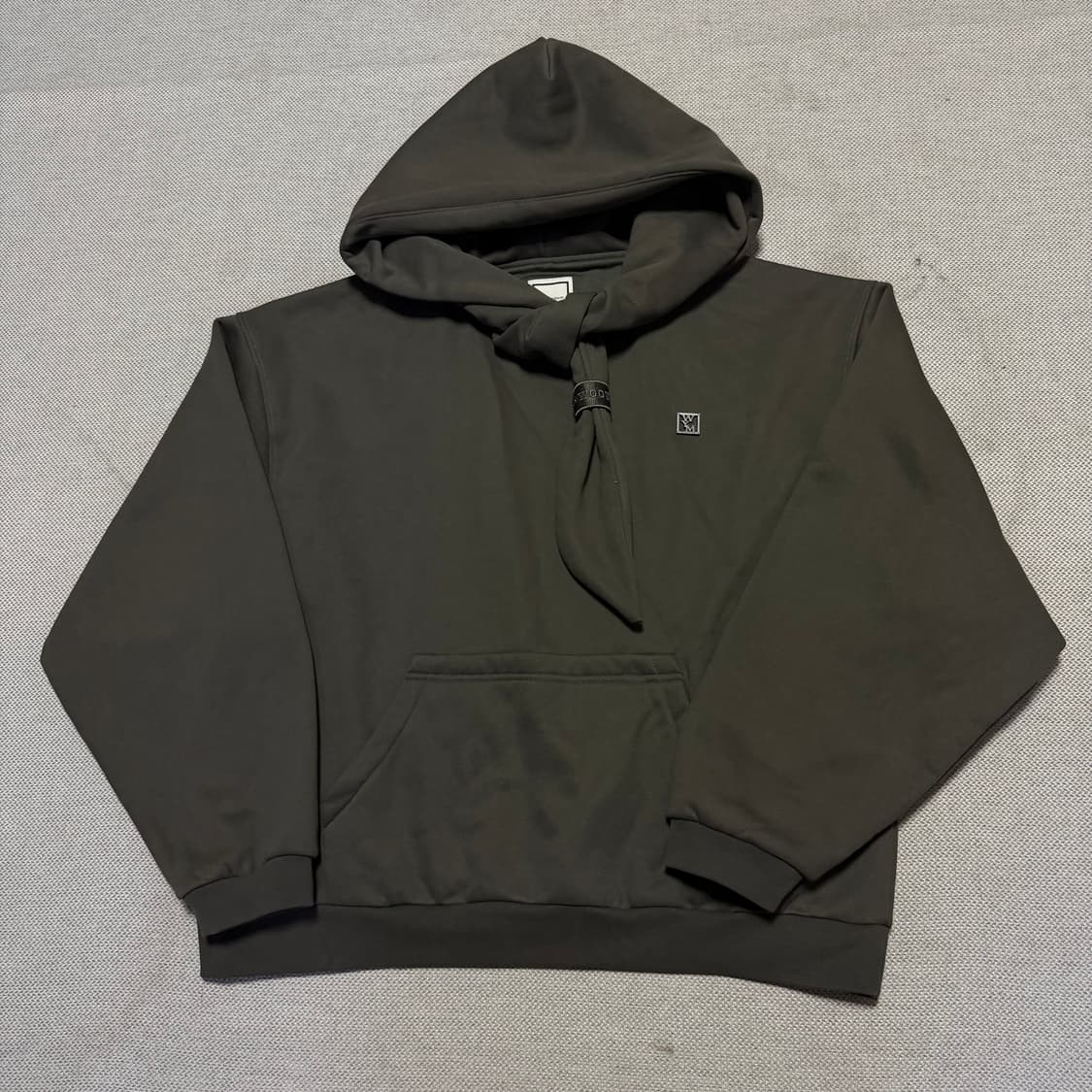 우영미 그레이 매듭 디테일 후드 티셔츠 다크 - 24FW 상품이미지1