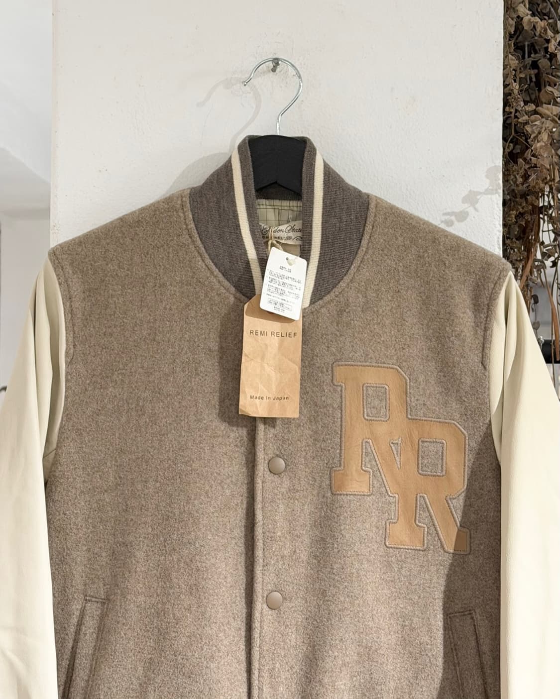 레미 릴리프 베이지 로고 패치 레더 슬리브 자켓 상품이미지4