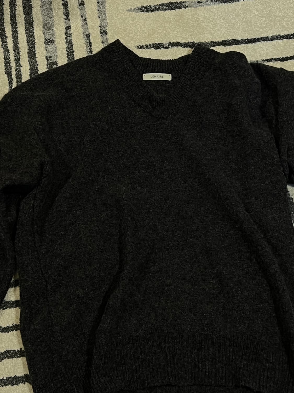 [L] 르메르 25FW 블랙 박시 V넥 스웨터 상품이미지1