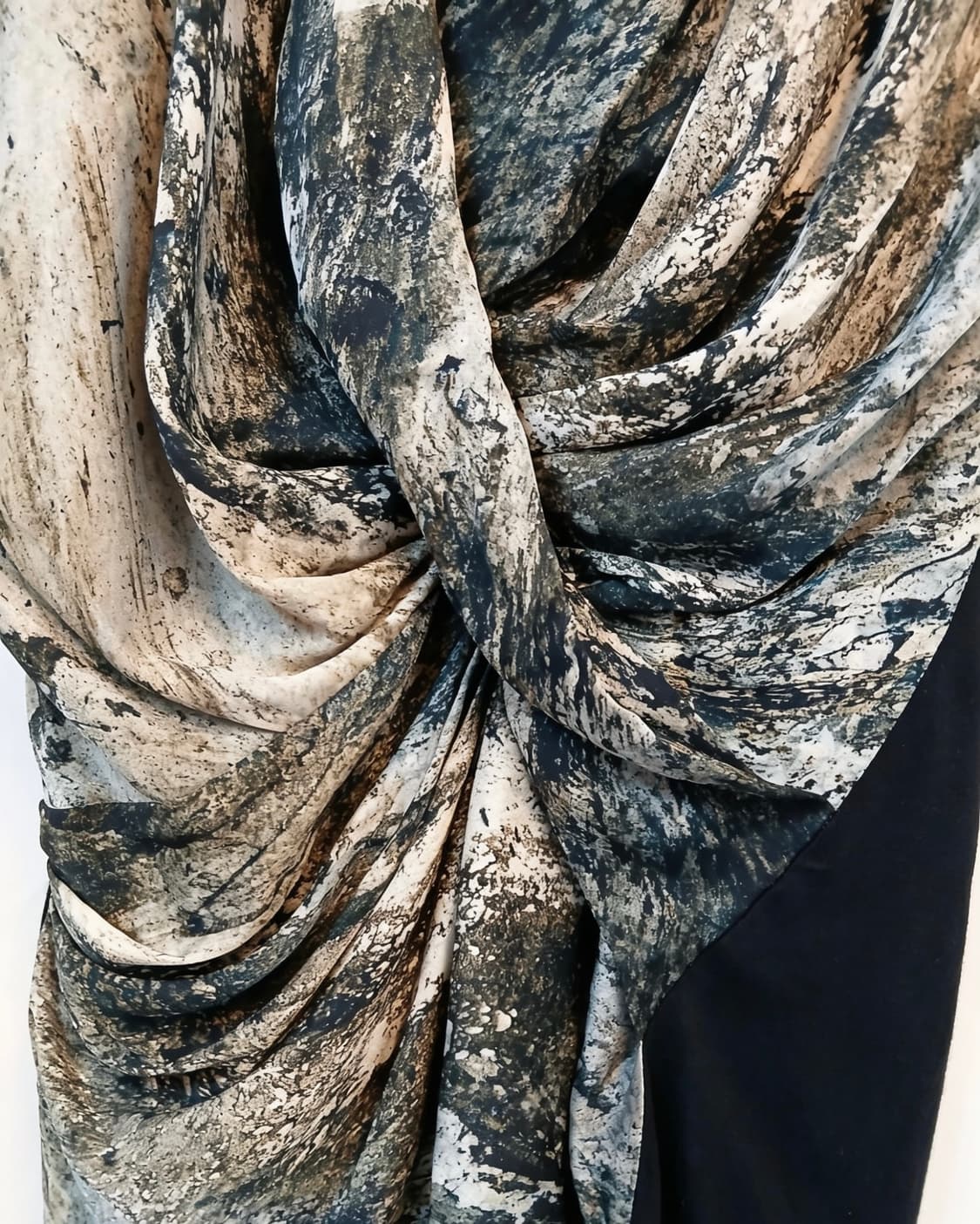 [실크90%] 헬무트 랭(HELMUT LANG) 레이븐 프린트 드레이프 상품이미지5