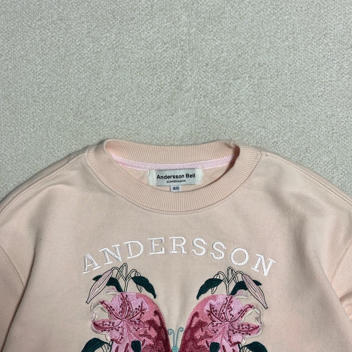 앤더슨벨 플라워 자수 크롭 스웨트셔츠 상품이미지5