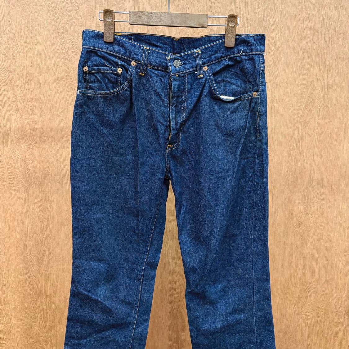 리바이스 505 데님 팬츠 레드 로고 탭 포켓 디테일 스트레이트핏 진청 상품이미지4