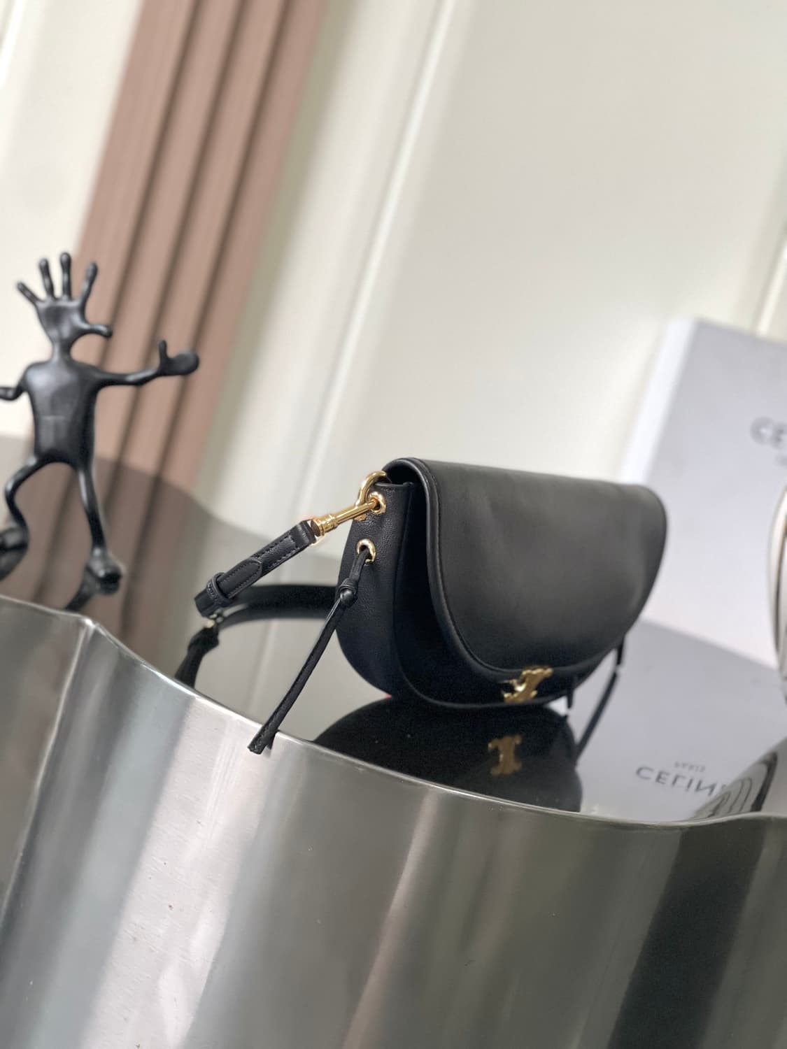 Celine정품 리틀 하프 문 소프트 트리옹프 - 서플 샤이니 램스킨 상품이미지1