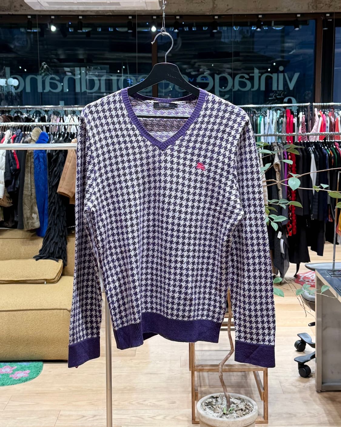 버버리 블랙라벨 퍼플 하운드투스 체크 울 브이넥 니트 상품이미지1