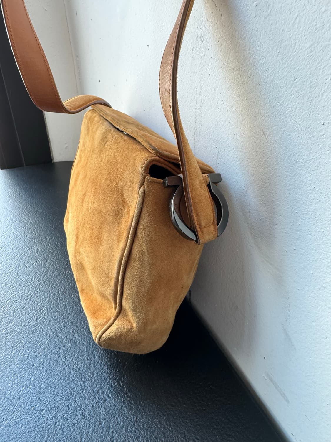 페라가모 스웨이드 숄더백(정품) 상품이미지3