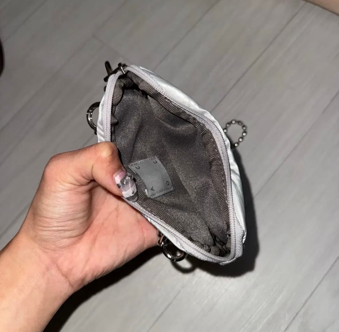 아코크 패블월렛 + 펄 핀 참 미니 크로스백 상품이미지3