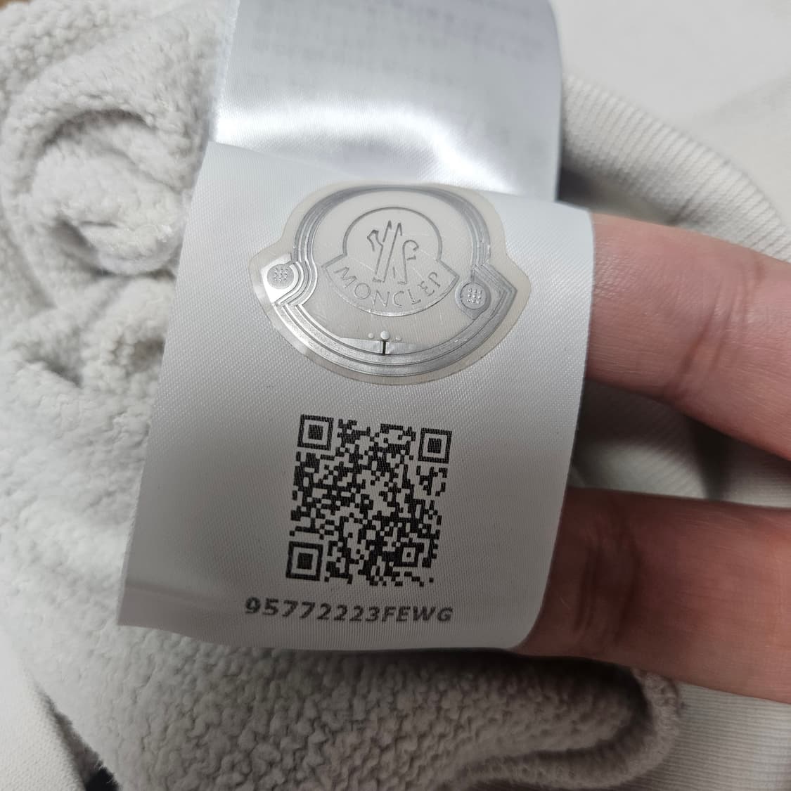 몽클레어 화이트 레터링 얇은기모 맨투맨 S 90 상품이미지9