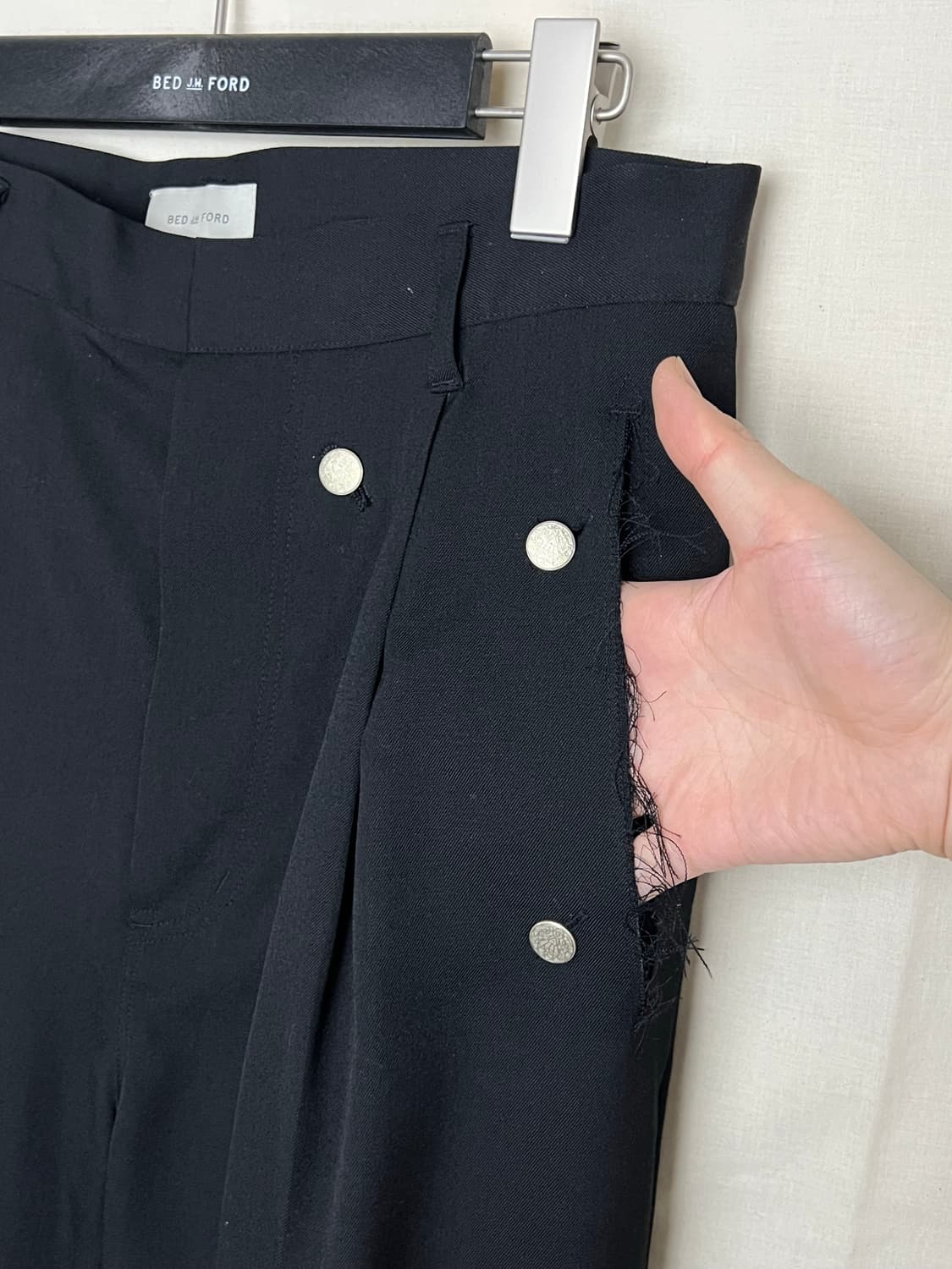 베드jw포드 19SS 실버 브로치 디테일 팬츠 상품이미지8