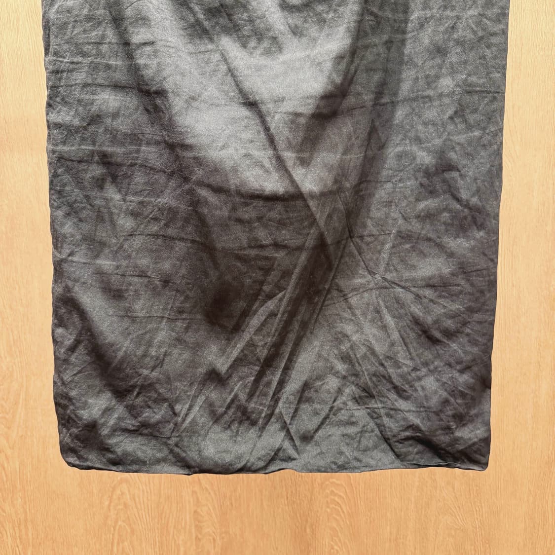 아크네 스튜디오 크링클 밴딩 미디스커트 후면 포켓 디테일 유광 블랙 상품이미지5