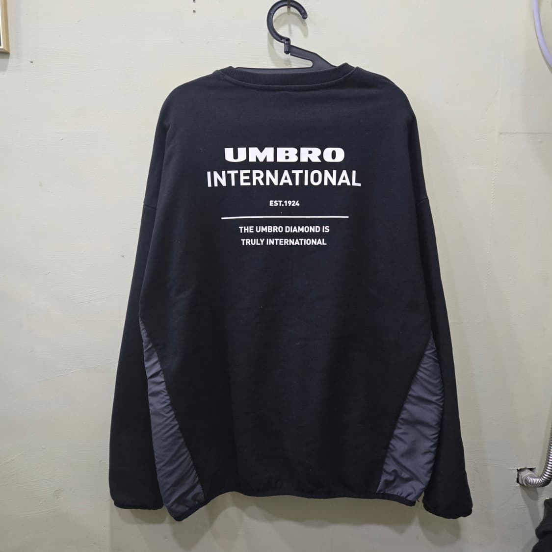 엄브로 하이브리드 피스테 맨투맨 블랙 (100) 상품이미지3