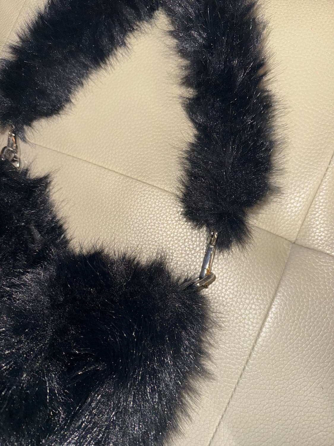 Fluffy fur detail shoulder bag 상품이미지3