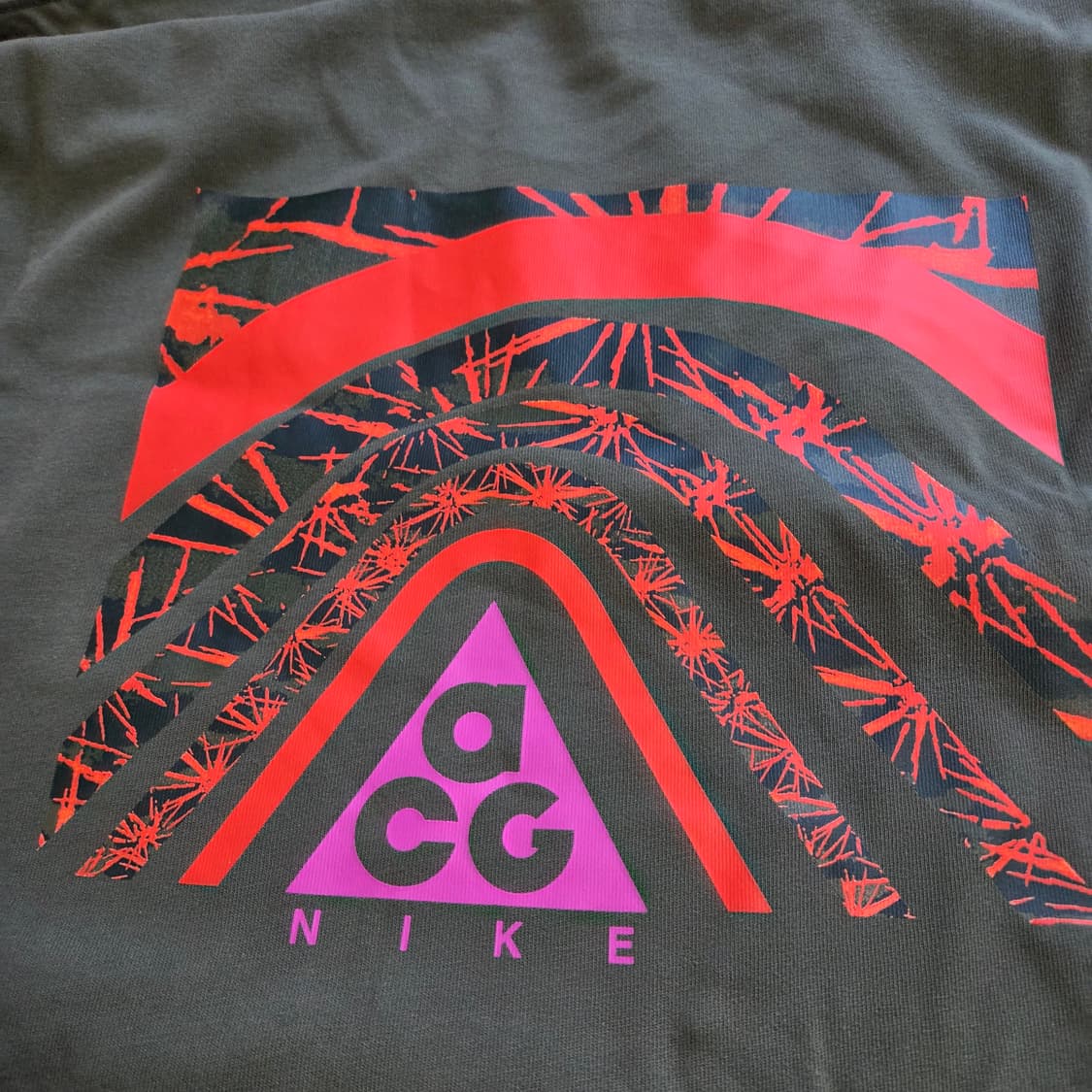 L 나이키 acg 프린팅 반팔티 자수로고 카키 144 상품이미지2