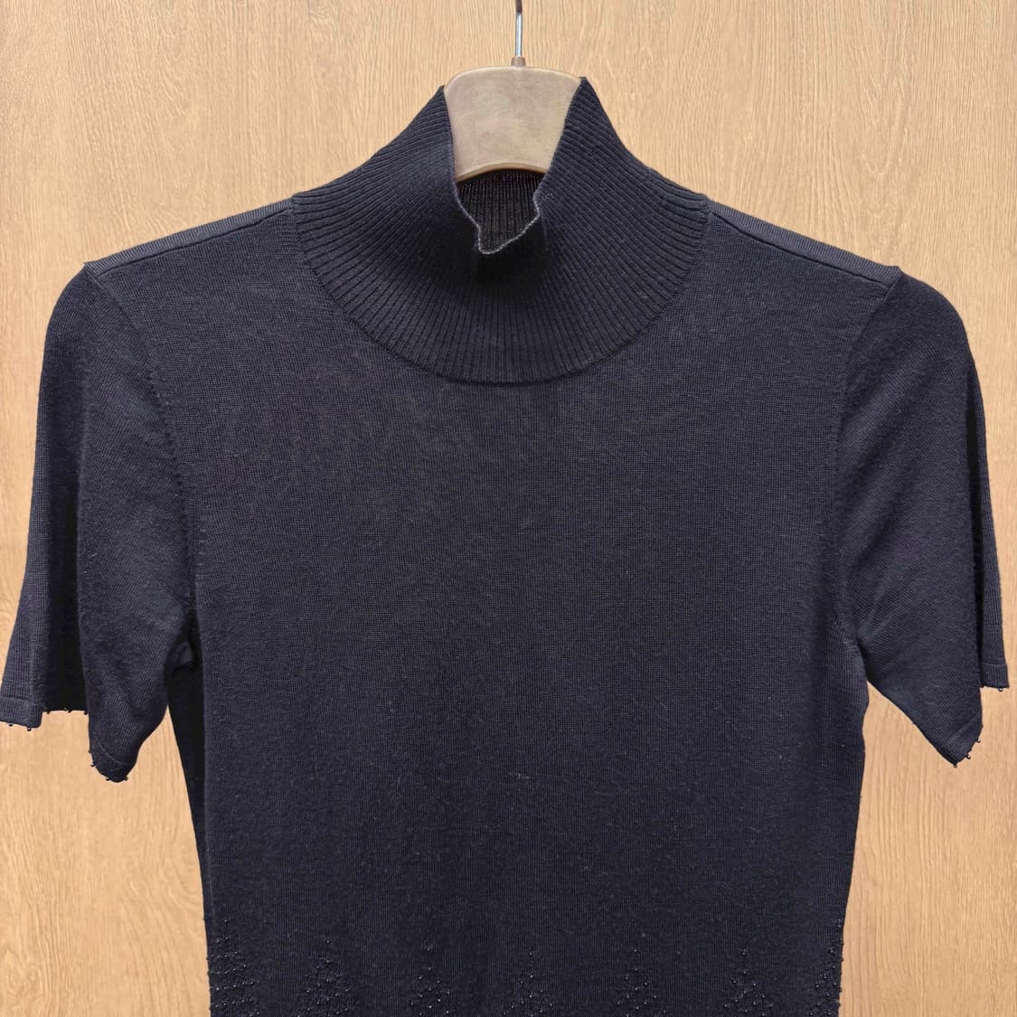 에스카다 터틀넥 반팔 니트 허리 비즈 장식 리본 디테일 블랙 상품이미지4