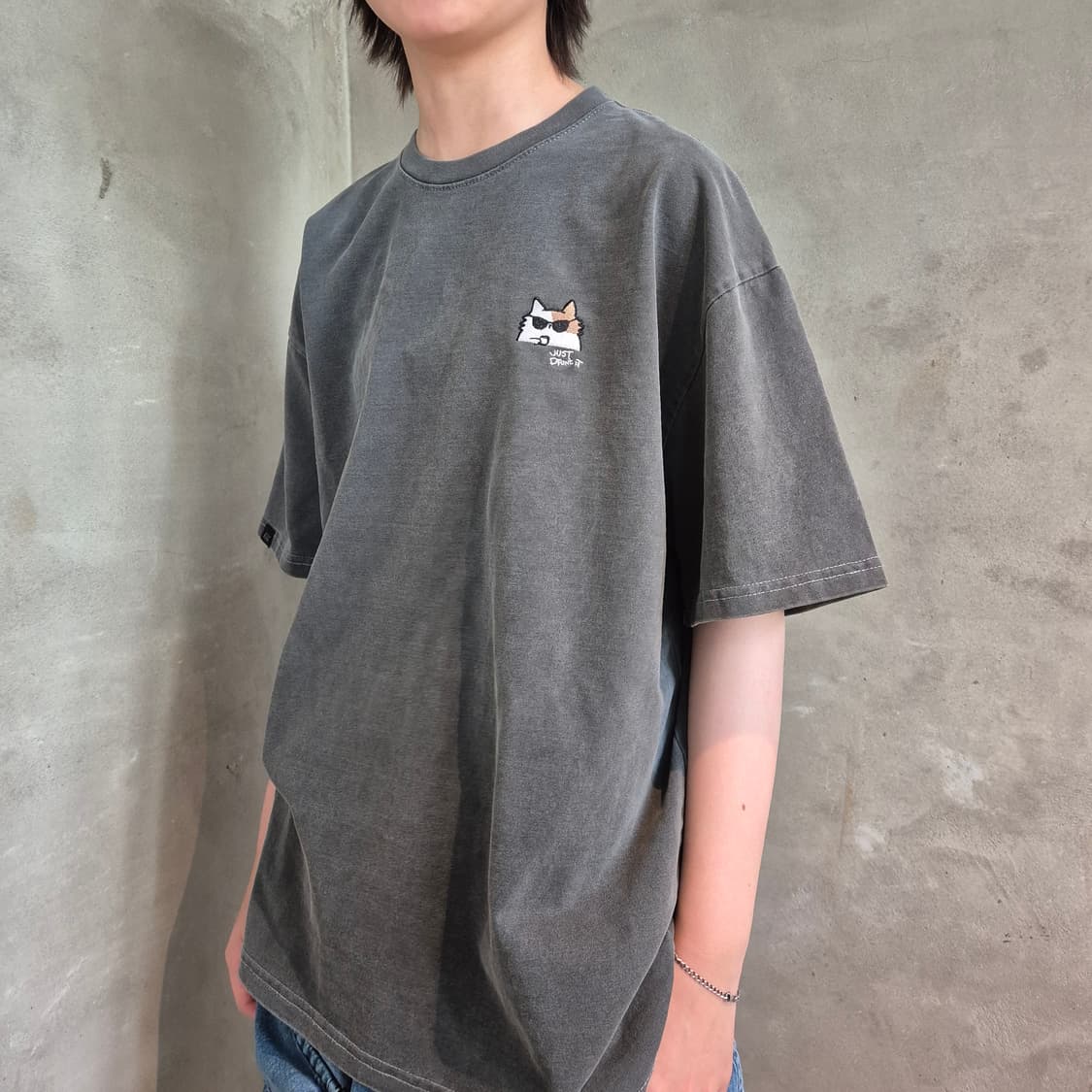힙캣 JUST DRINK IT 자수 티셔츠(차콜.피그먼트워싱) 상품이미지2