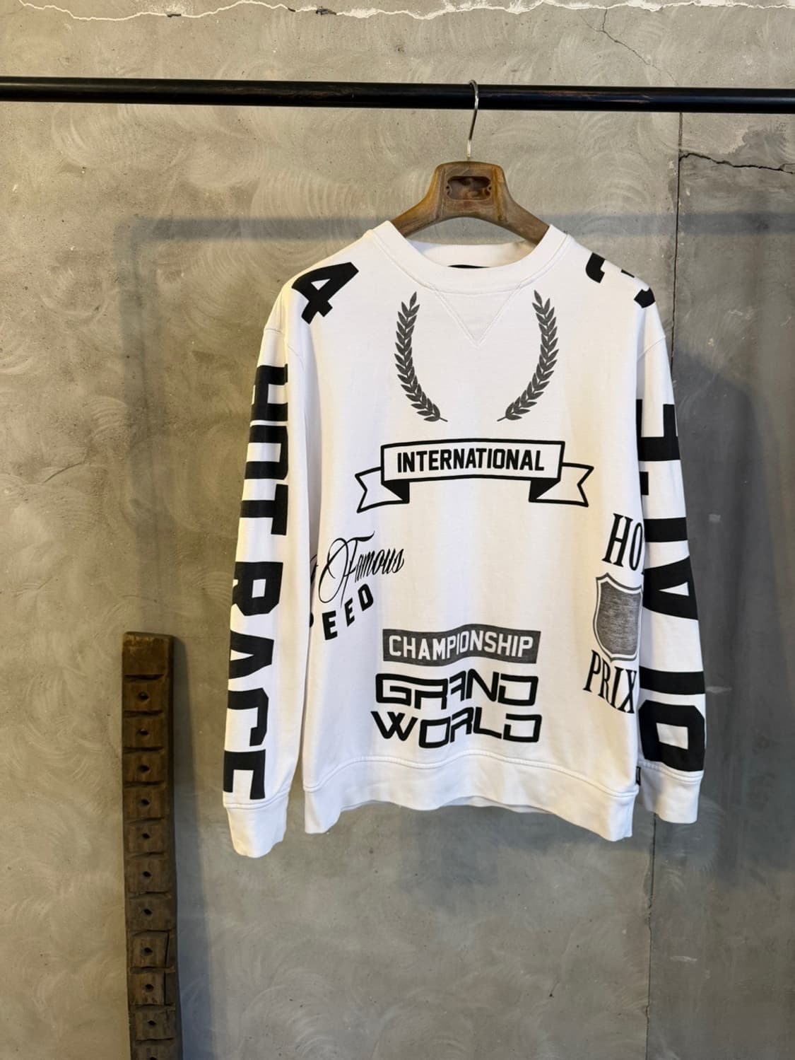 모스키노 그래픽 맨투맨 100 상품이미지1