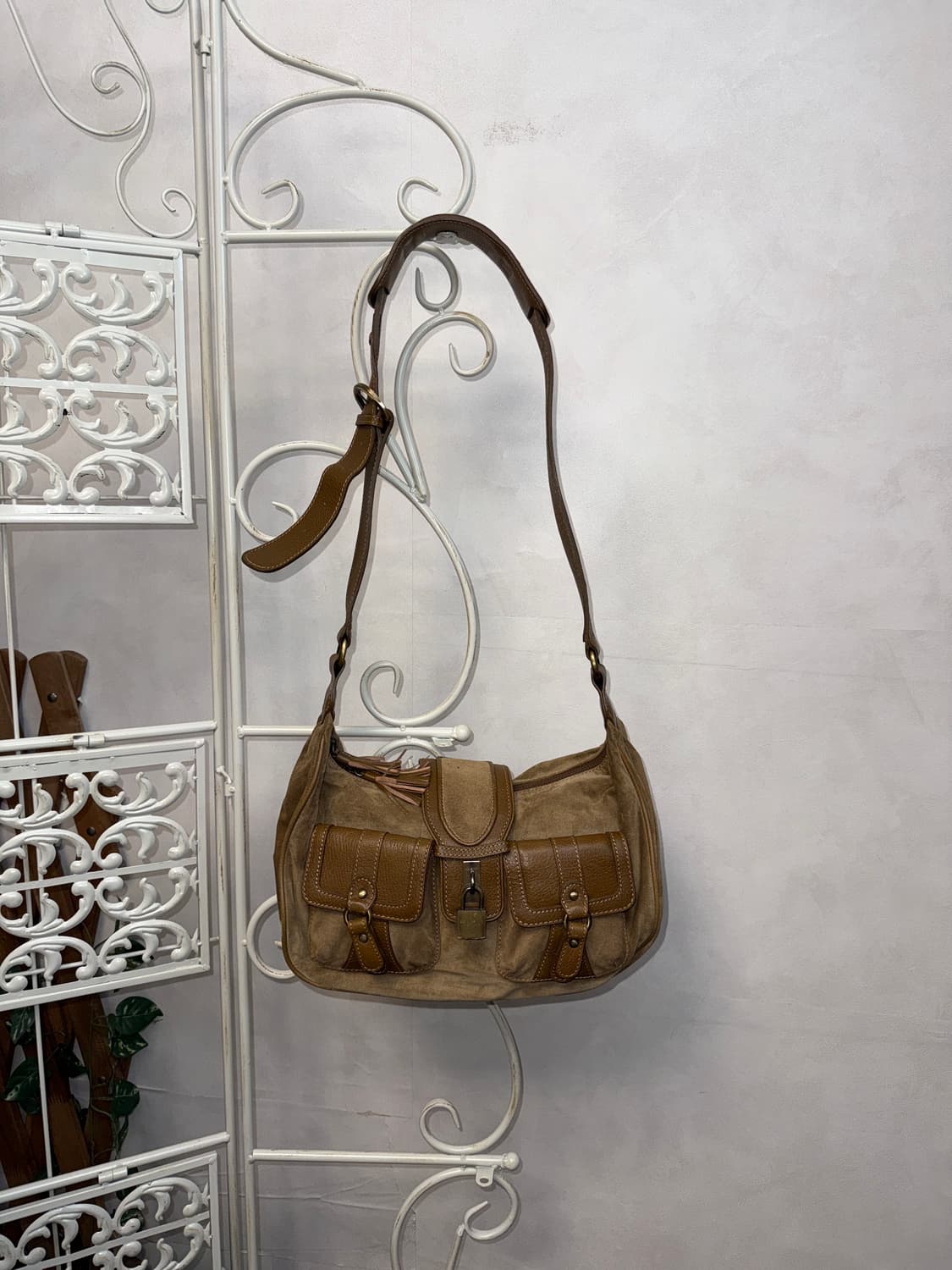 Bean pole ash beige western suede 숄더백 상품이미지1