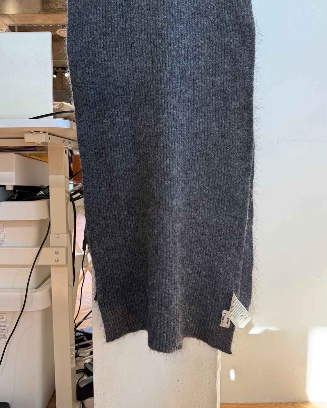 아크네 스튜디오 차콜 모헤어 울 머플러 상품이미지4