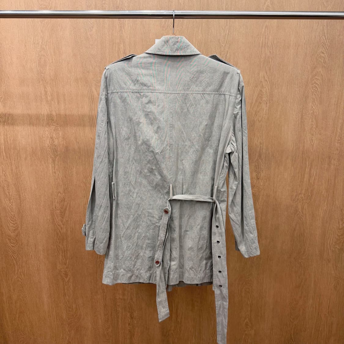 띠어리 더블 브레스티드 라이트 트렌치 코트 스트랩 디테일 라이트 그레이 상품이미지3