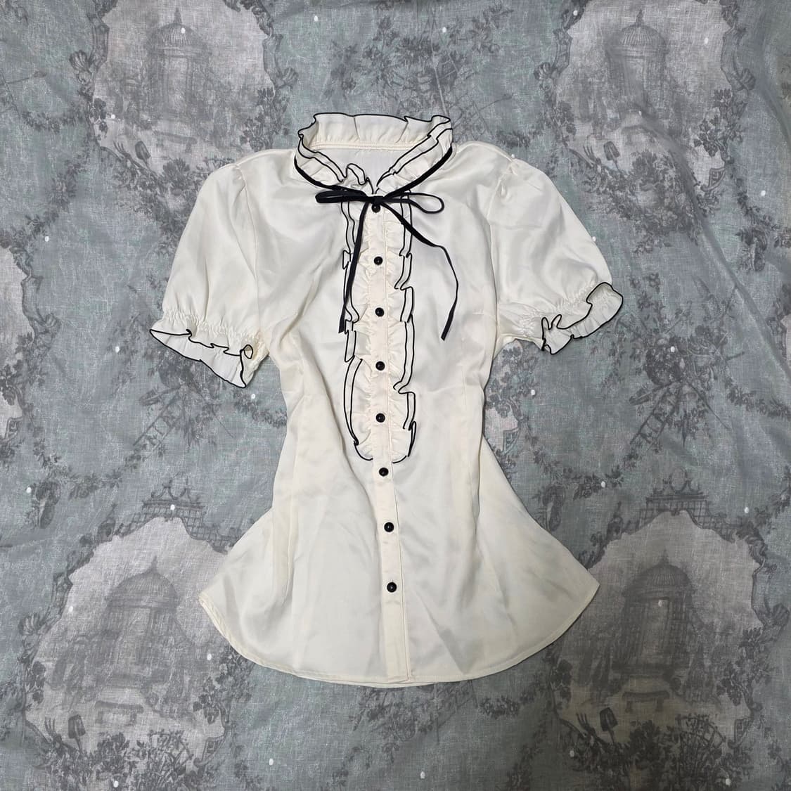 긱시크 프릴 반팔 리본 고딕 공겜여주 블라우스
갸루일브히메갸루 상품이미지1