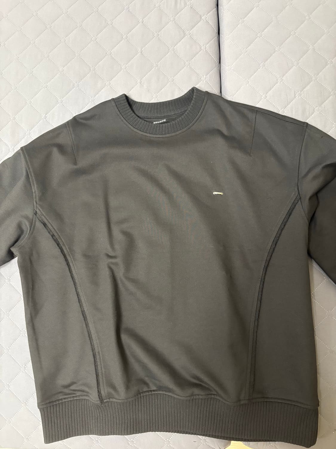 송지오 25FW 컬렉션 기사 자수 맨투맨 블랙 50 상품이미지2