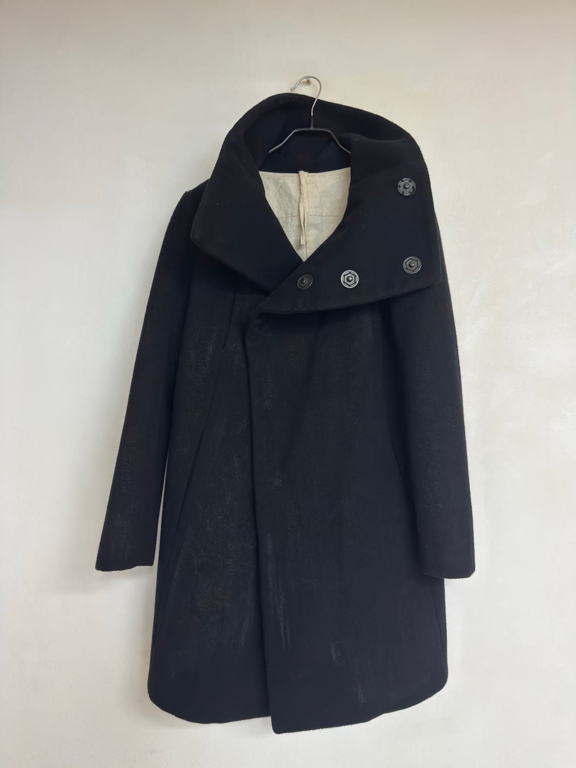 착샷ㅇ) 더 비리디 안느 왁스드 하이넥 코트 상품이미지4