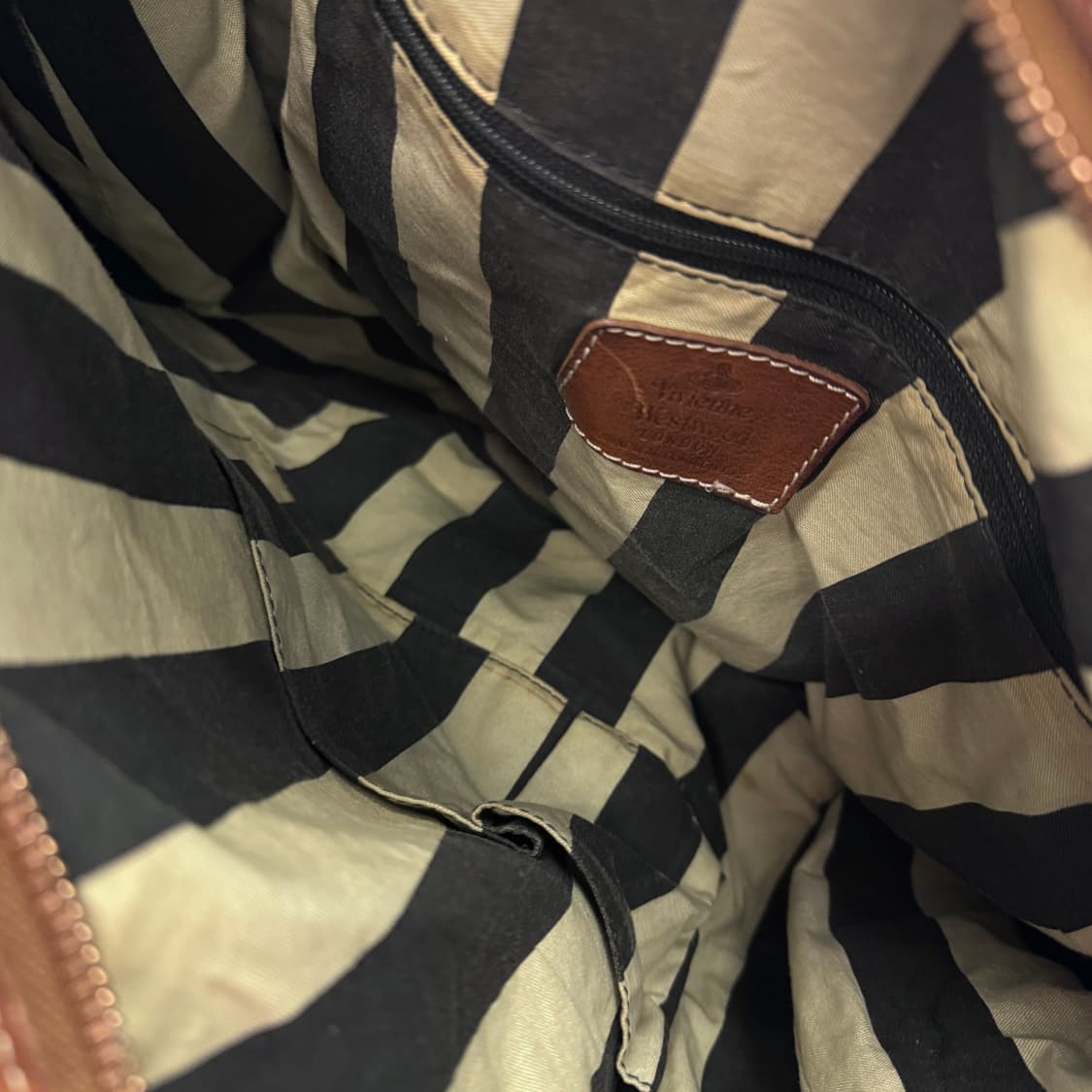 비비안웨스트우드 레더 패치 크로스백 상품이미지7