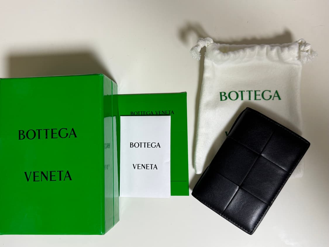 보테가베네타 플랩 지갑 상품이미지1