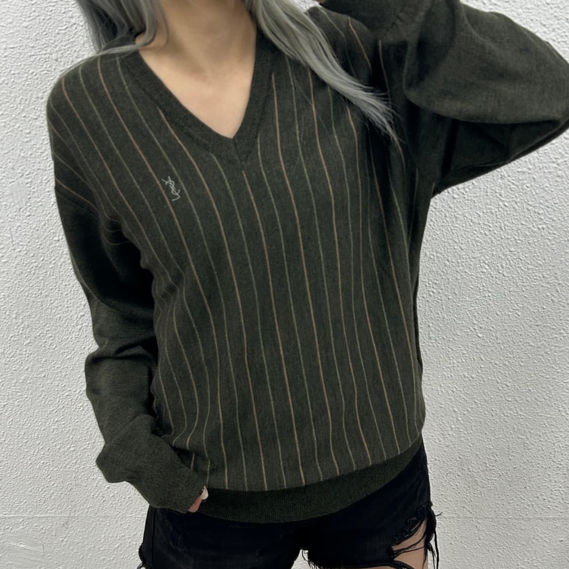 입생로랑 자수로고 카키 줄지 브이니트 100 상품이미지1