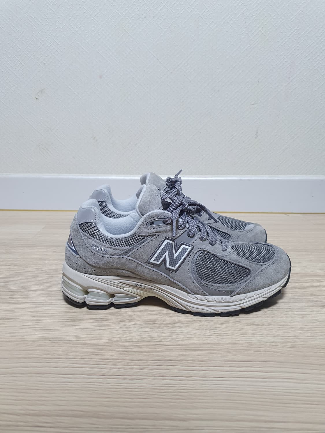 뉴발란스 2002R 그레이 운동화 245 상품이미지1