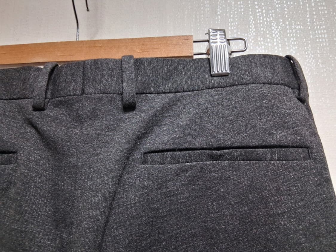 띠어리 남성 면저지팬츠 새거같은 상태 34인치 
원산지 일본산
상태 착용 상품이미지5