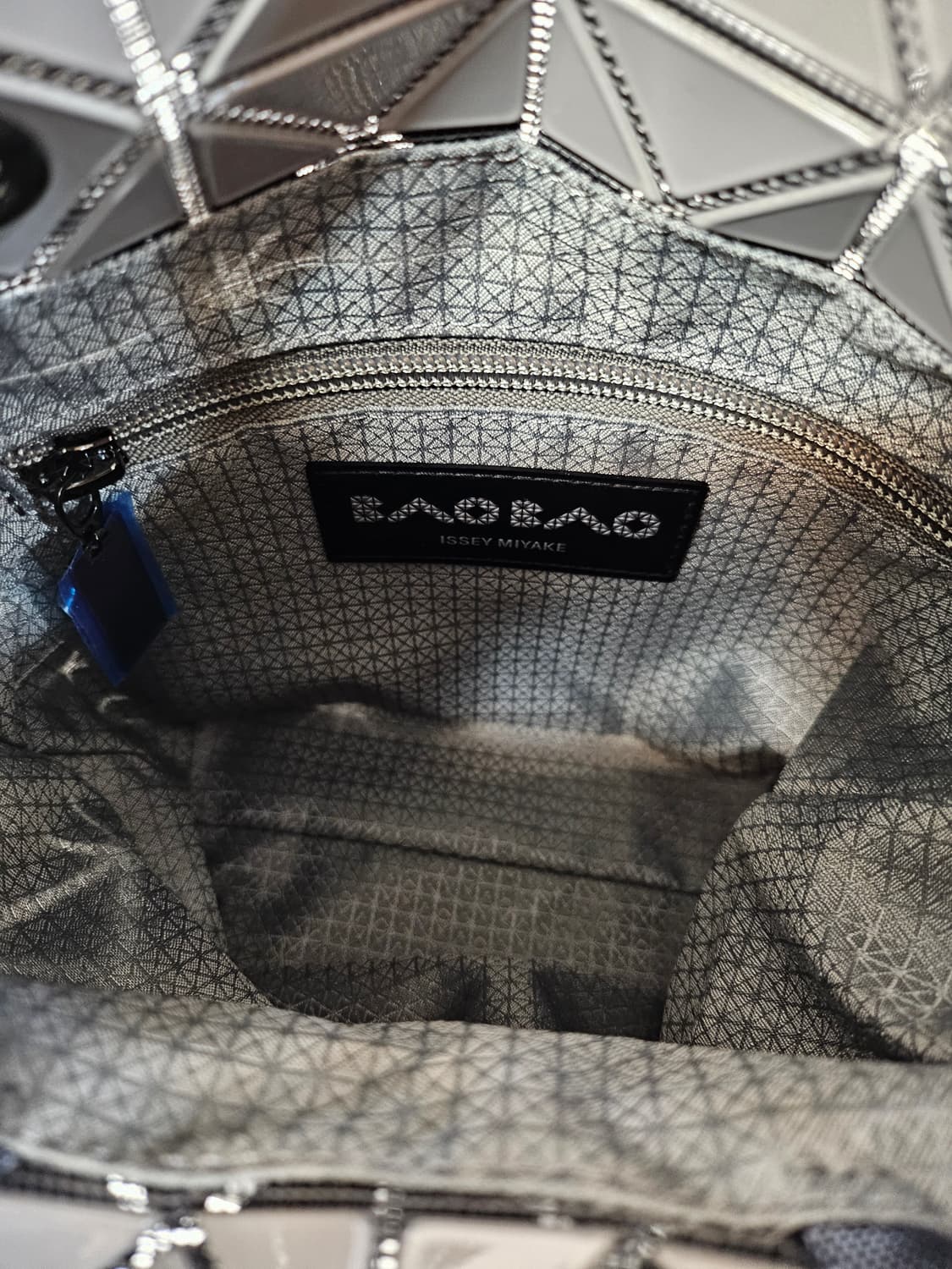 (새상품)바오바오 한정판 원톤 링백 다크그레이 상품이미지4